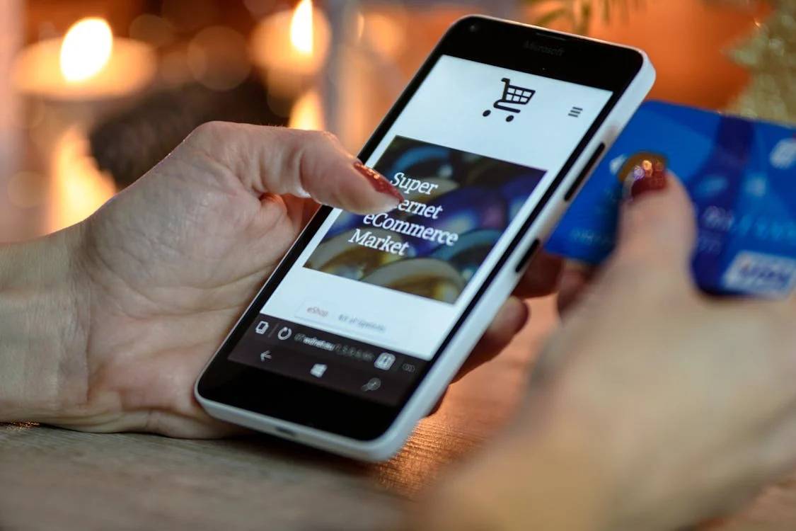 Image illustrating tips for enhancing the success of your online store, featuring charts and engaging visuals.